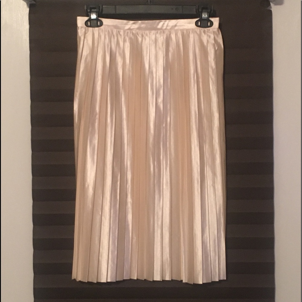 Beautiful Cream Pleated Skirt - Size Medium